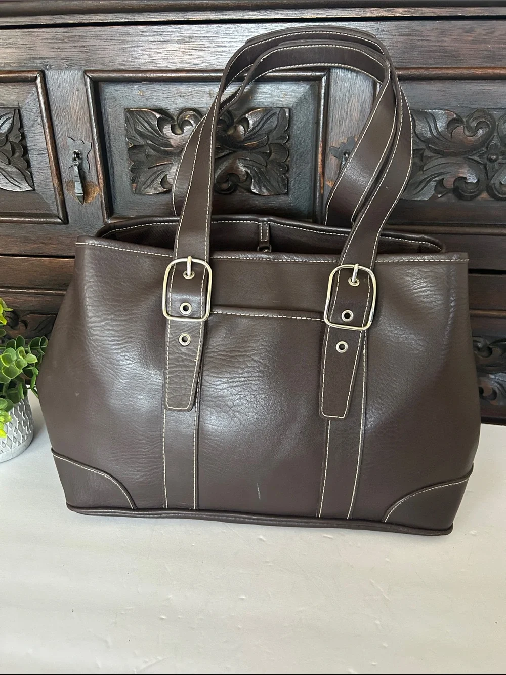 Classic Brown Leather Tote Bag with Contrasting Stitching